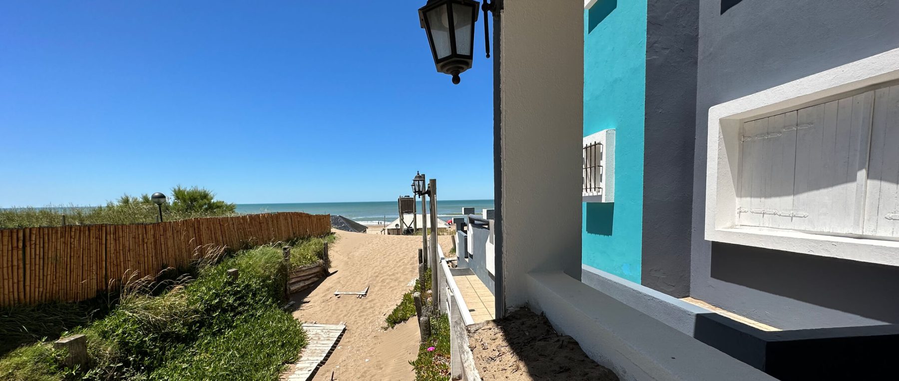 Edificio desde la playa